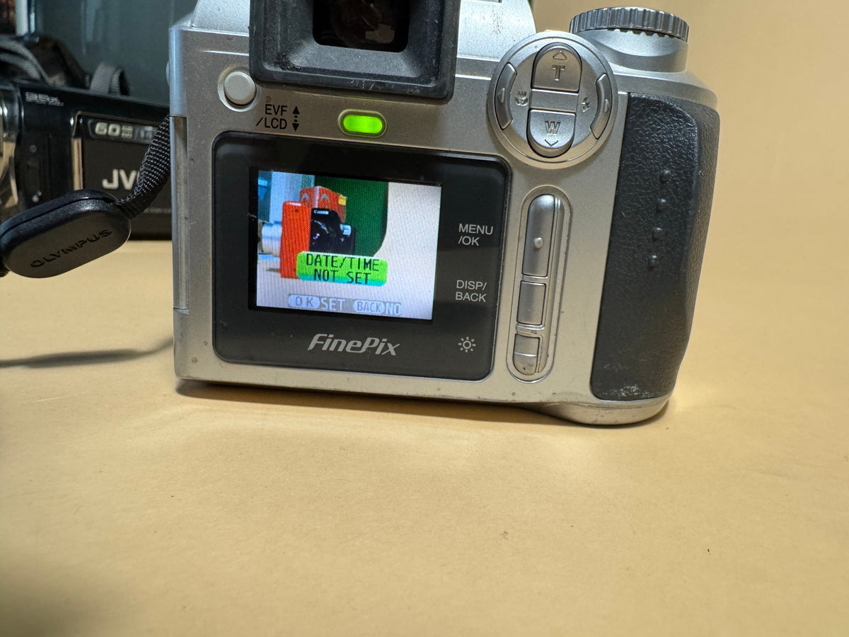 Fujifilm FinePix S3100 Digital Camera (Silver)